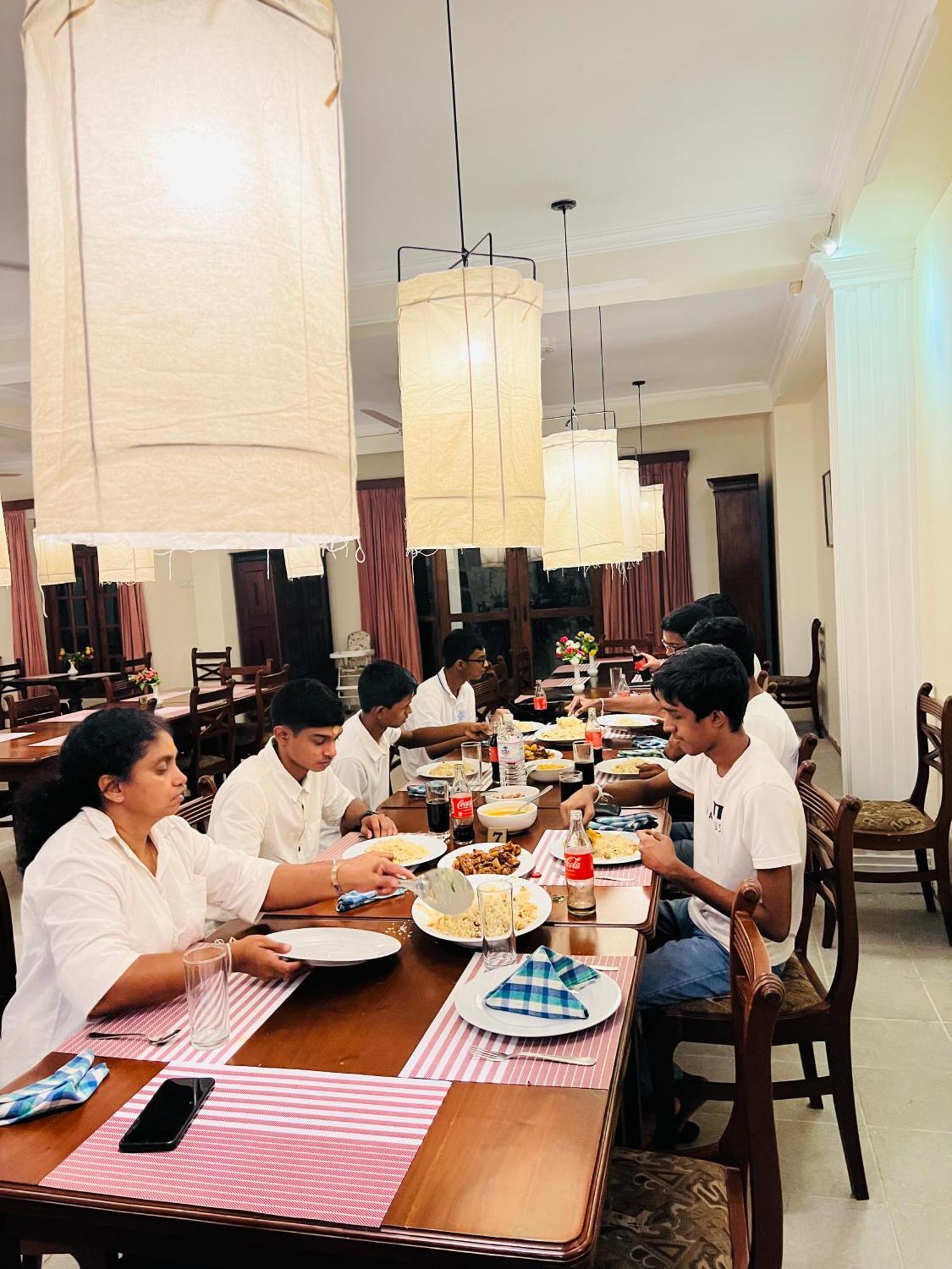Hotel Sunflower Kataragama Extérieur photo