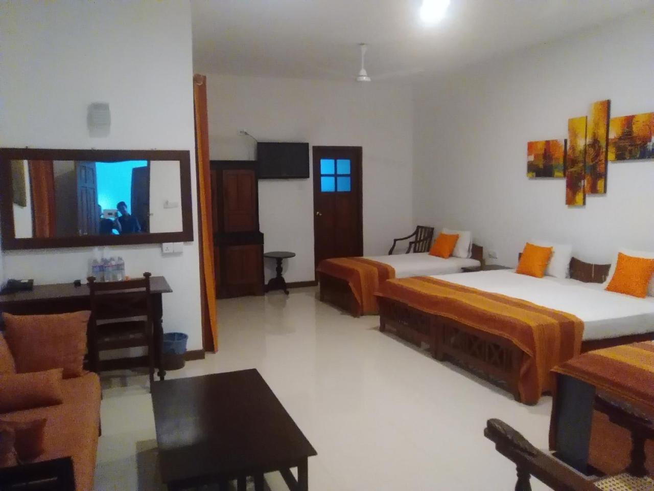 Hotel Sunflower Kataragama Extérieur photo