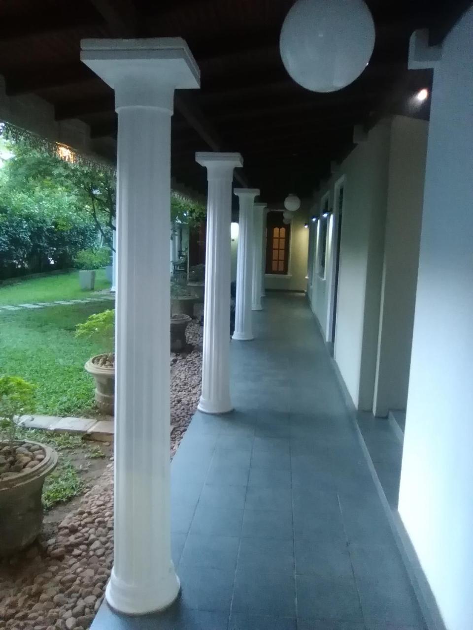 Hotel Sunflower Kataragama Extérieur photo